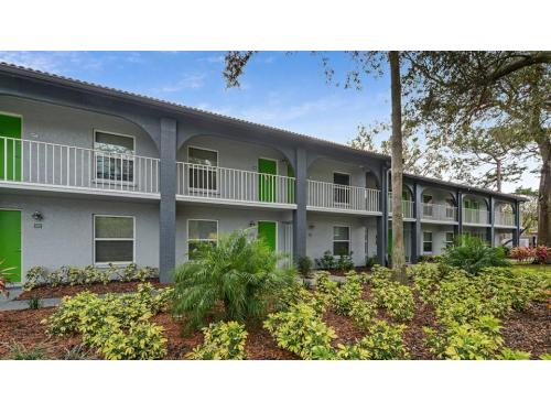ULake Apartments Tampa Exterior and Clubhouse
