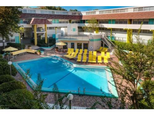 The Courtyards Gainesville Exterior and Clubhouse