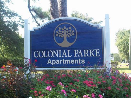 Colonial Parke Wilmington Exterior and Clubhouse