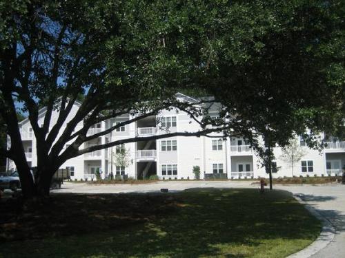 Oak Court Wilmington Exterior and Clubhouse