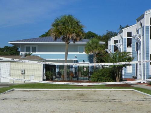 Campus Evolution Villages - Wilmington Exterior and Clubhouse