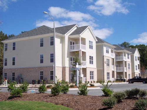 Avalon Apartments Wilmington Exterior and Clubhouse