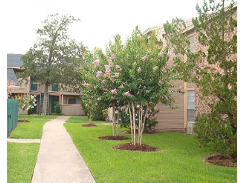 Huntington Apartments College Station Exterior and Clubhouse
