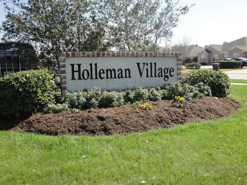 Holleman Village and Champions on Luther College Station Exterior and Clubhouse